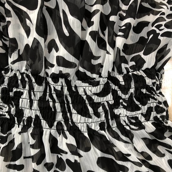 Off the Shoulder Black and White Women's Blouse Priced Too Low For A Discount - Picture 3 of 9